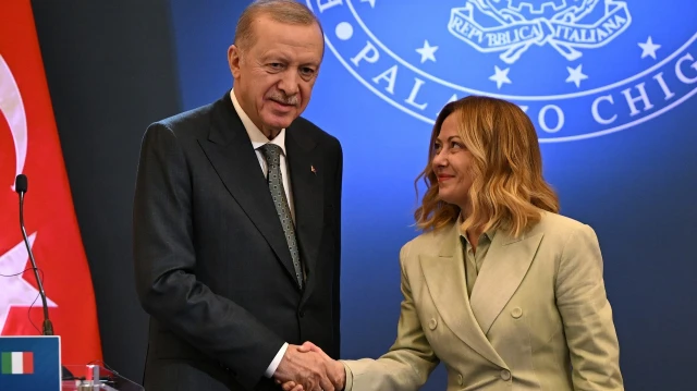 Erdoğan'dan Meloni'nin sigarayı bırakmasına yorum