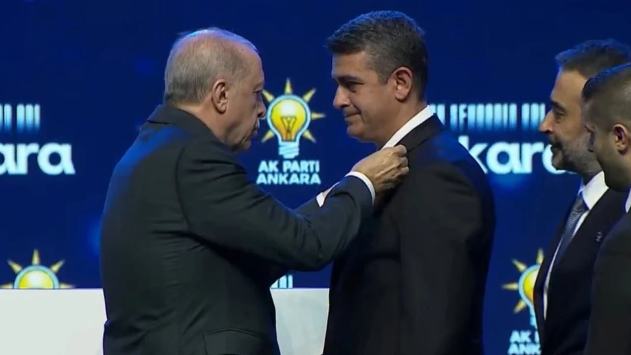 CHP'den istifa eden Haymana Belediye Başkanı Levent Koç AK Parti'ye geçti! Rozetini bizzat Erdoğan taktı