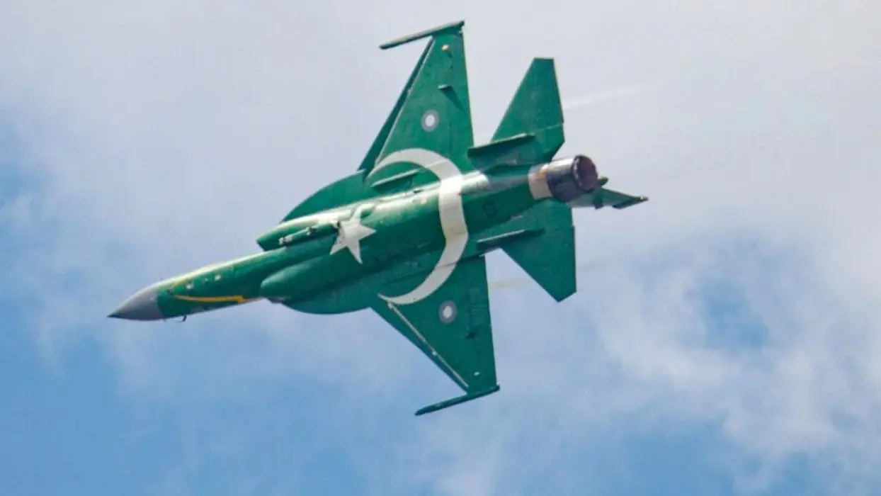 Pakistan'da askeri uçak düştü: 2 pilot hayatını kaybetti