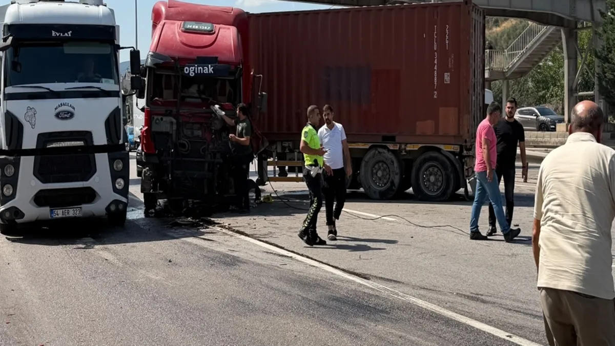 Kocaeli'nde D-100 kara yolunda TIR kazası: Ulaşım 1,5 saat durdu