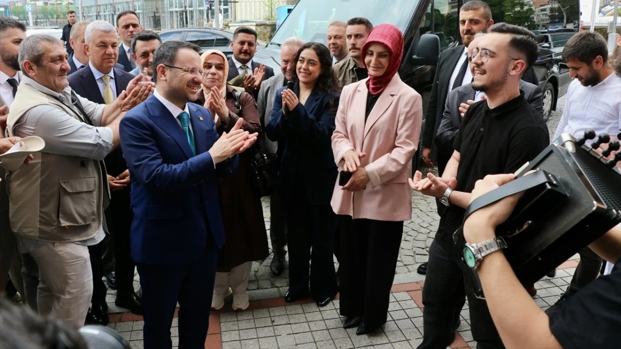 Adalet Bakanı Akın Gürlek'i gülümseten sürpriz: Karadeniz türküsü bestelediler
