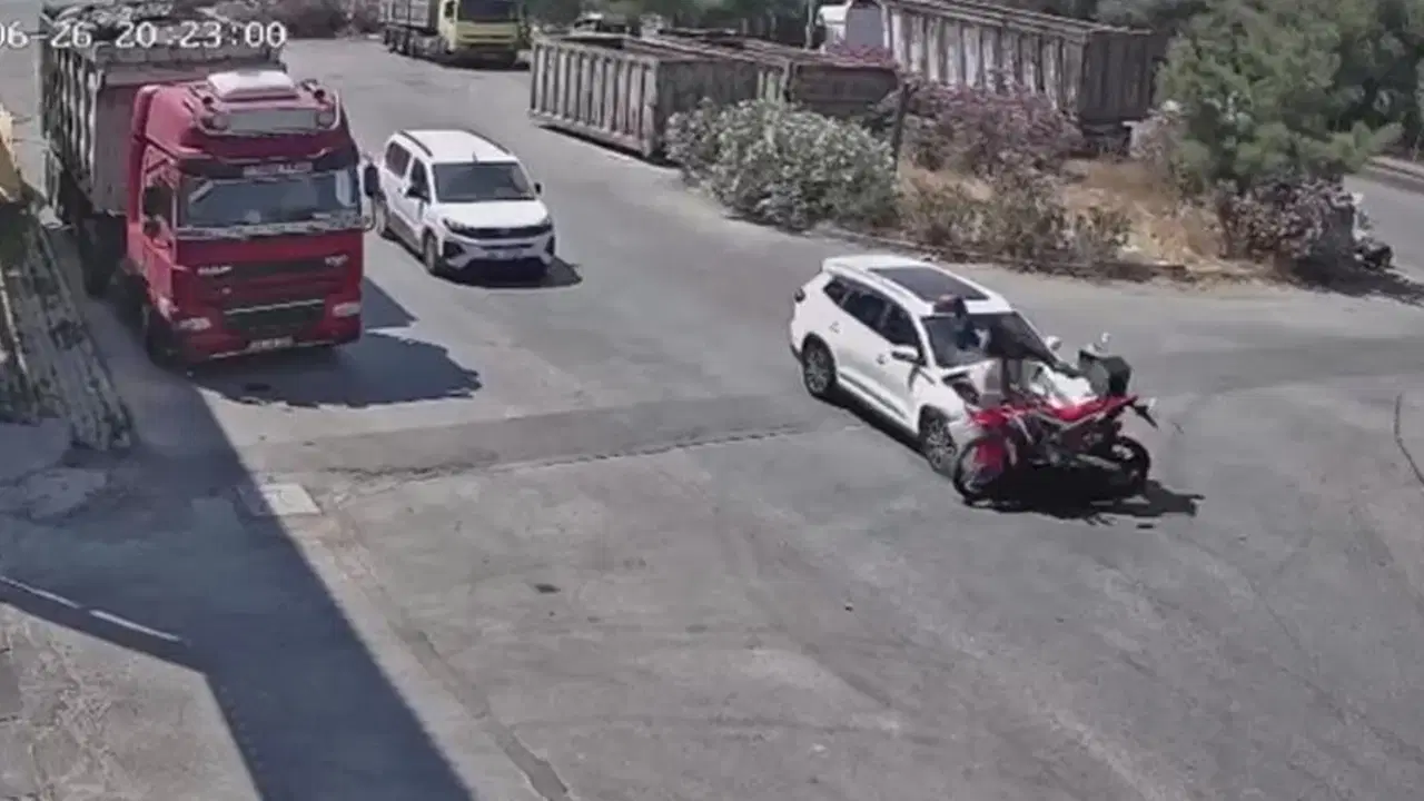 15 yaşındaki çocuk motosiklete çarptı: Sürücünün durumu kritik