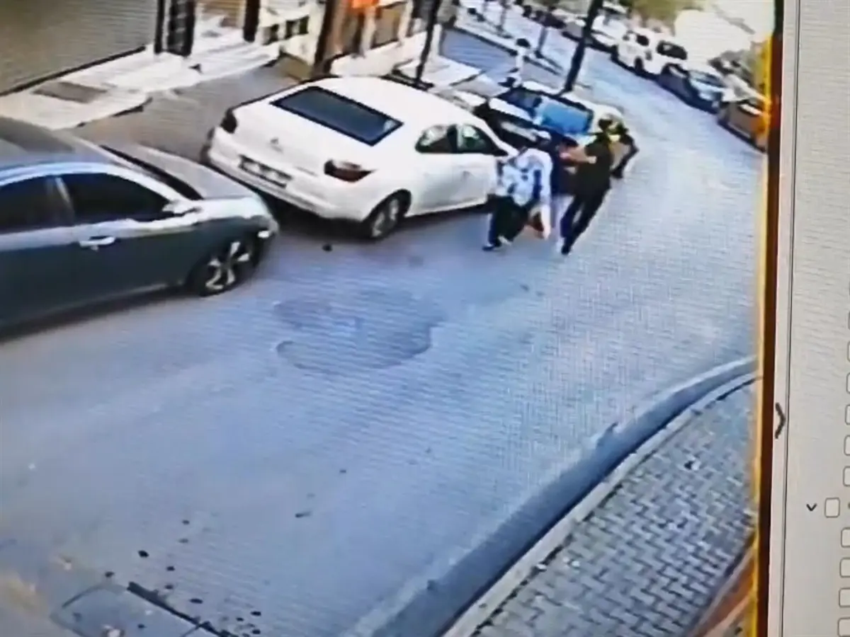 Şişli'de sokak ortasında kadına şiddet. Arkasından yaklaşıp yumruk attı