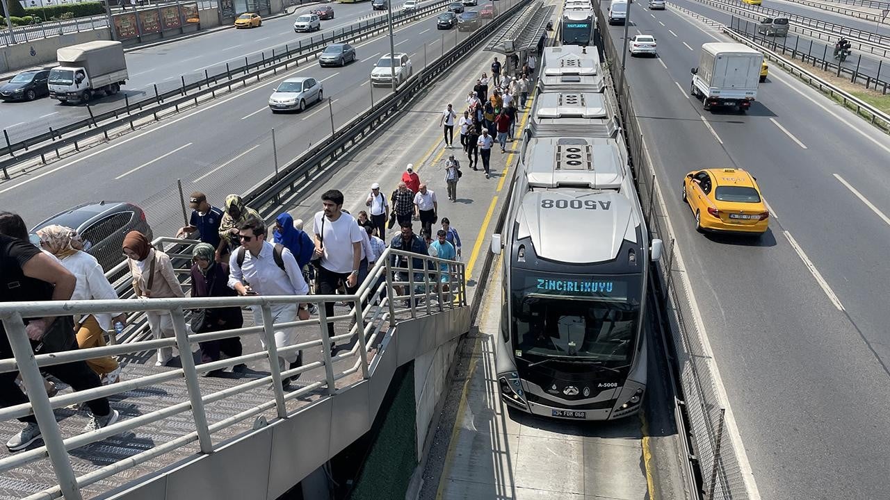 15 Temmuz'da metrobüs güzergâhı değişiyor! 6 istasyon da geçici olarak kapatılacak