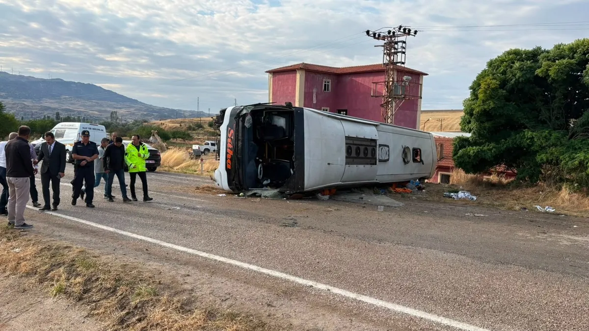 Kırıkkale'de yoldan çıkan yolcu otobüsü devrildi: Çok sayıda yaralı var