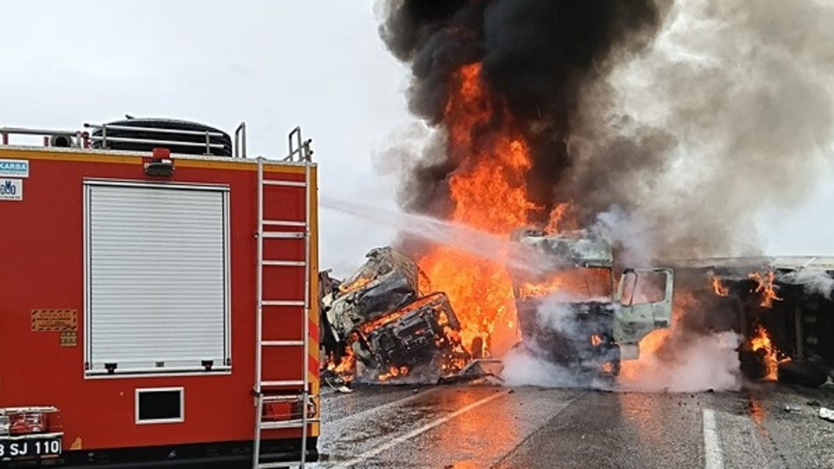 Afyonkarahisar'da feci kaza! TIR'lar alev alev yandı