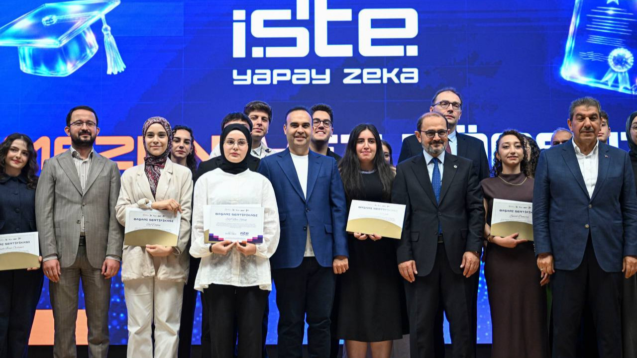 Bakan Kacır: 5 milyon kişiye yapay zekâ eğitimi vereceğiz