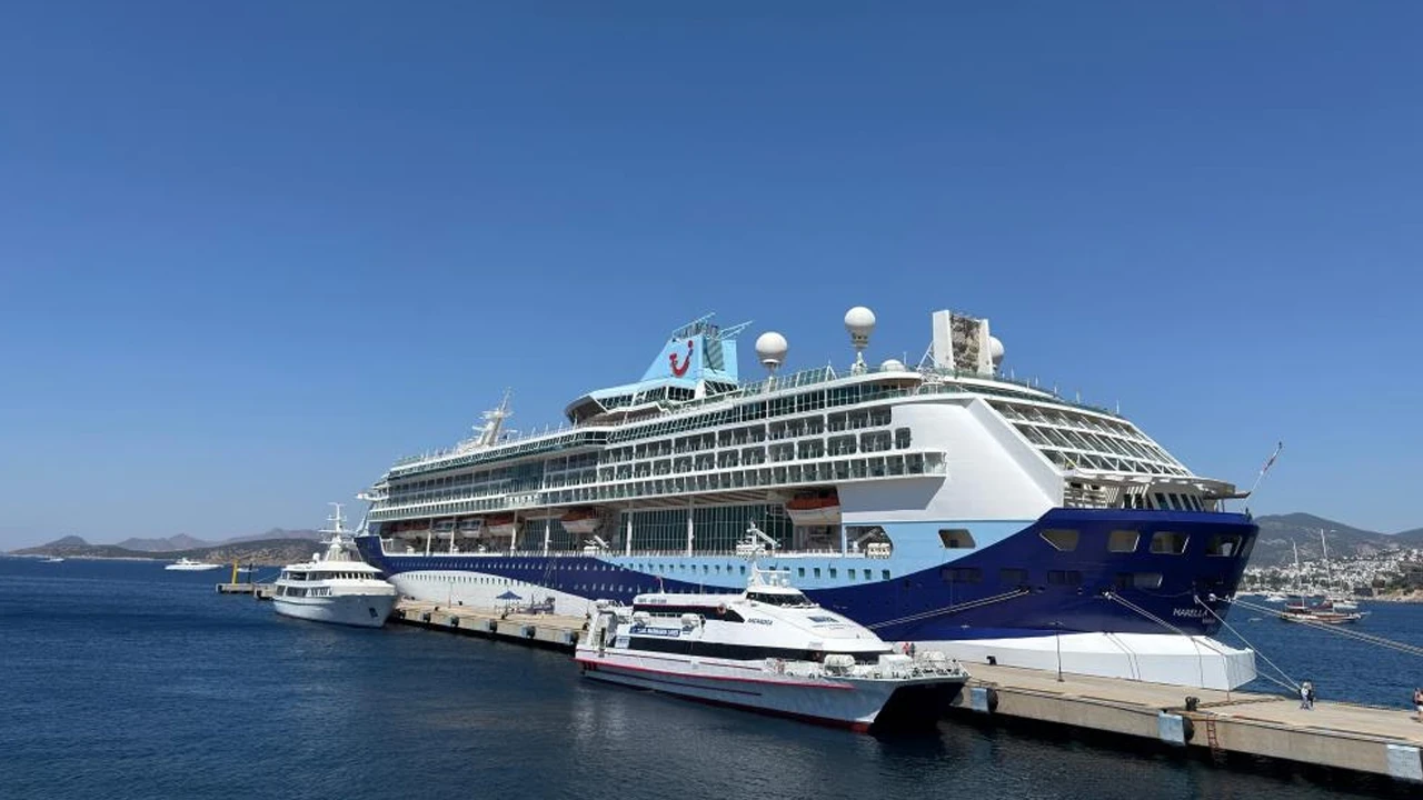 Bodrum'da kruvaziyer hareketliliği: Dev yolcu gemisi Marella Discovery limana demirledi