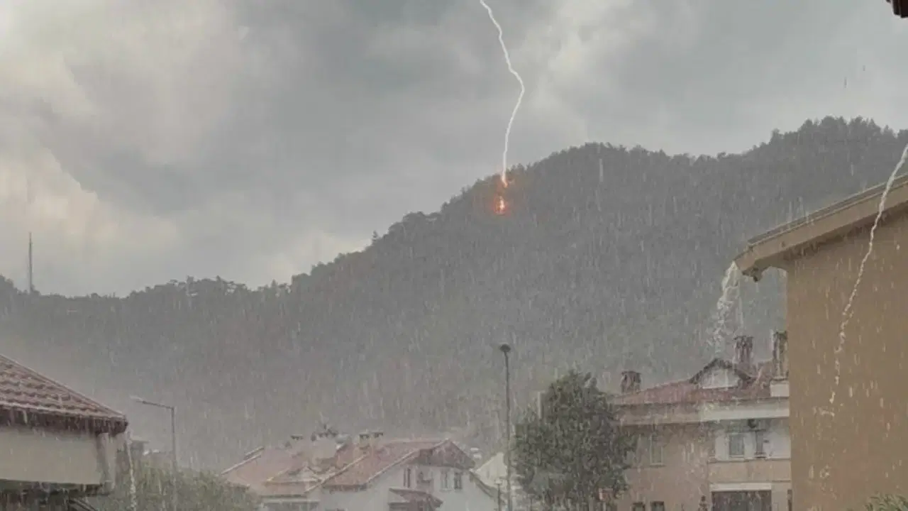 Muğla ve Aydın’da yıldırım düşmesi kaynaklı 6 yangına müdahale sürüyor