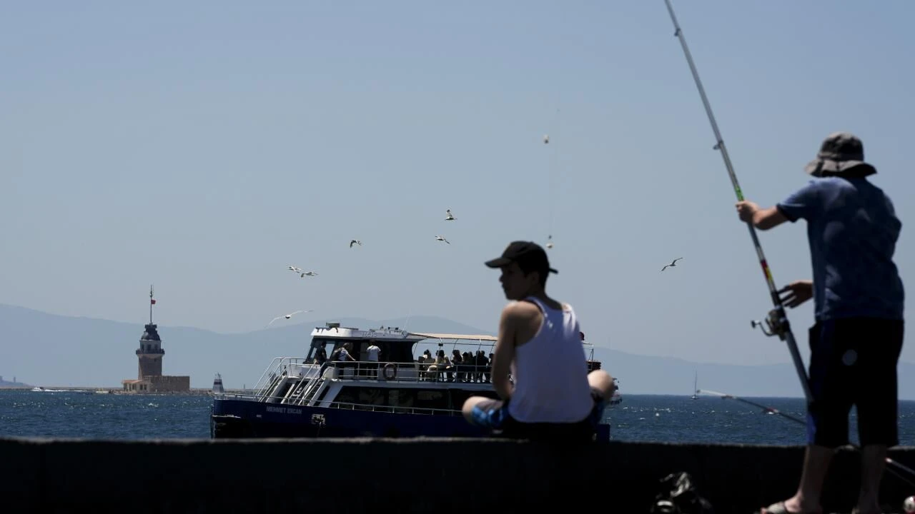 İstanbul'da etkili olan sıcak hava vatandaşları sahillere ve parklara döktü