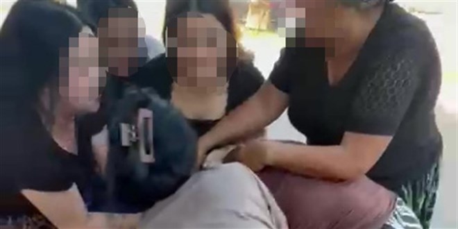 Genç kadını çocuğunun yanında hem dövdüler hem de videoya çektiler