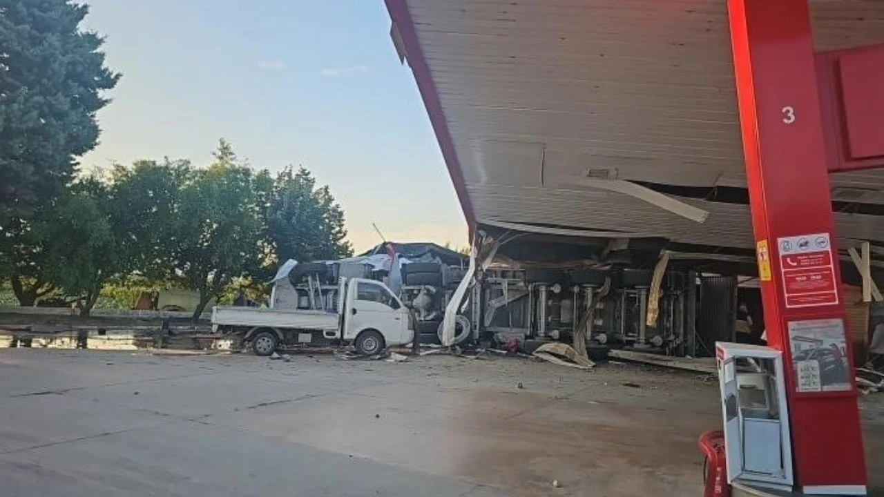 TIR akaryakıt istasyonuna daldı: 1 ölü