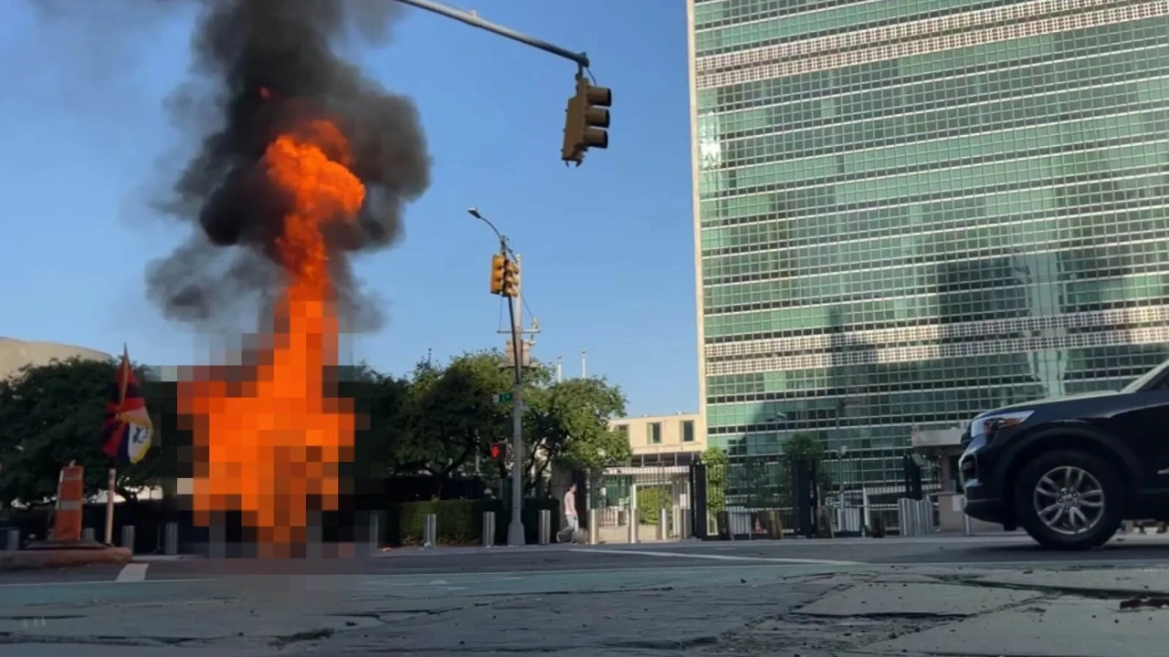 BM Genel Merkezi önünde kendini yaktı: New York'ta şok protesto