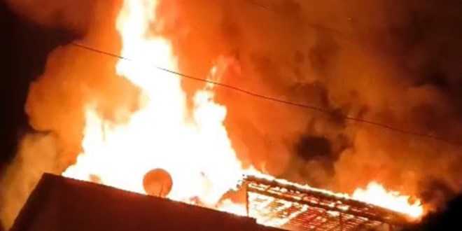 İstanbul'da 3 katlı binanın çatısı alev alev yandı