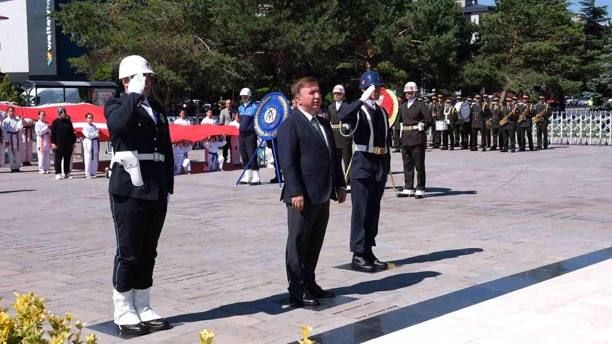Atatürk'ün Erzincan'a gelişinin 107'nci yılı dolayısıyla tören düzenlendi