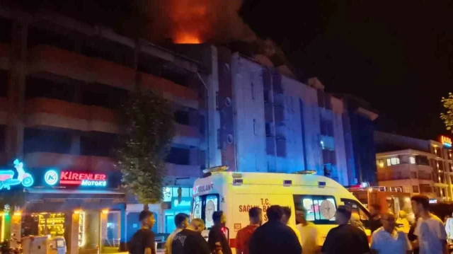 Çaycuma’da 4 katlı binanın çatısında yangın