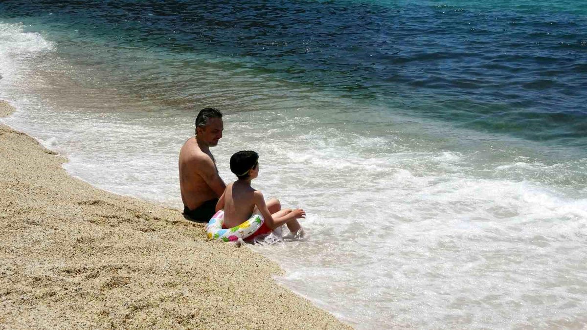 Alanya'da termometreler 31 dereceyi gösterdi, sahiller doldu