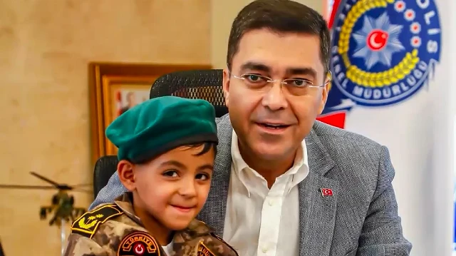 Polis helikopterine evinin çatısından Türk bayrağıyla selam gönderen küçük Abdullah Emre'ye anlamlı hediye