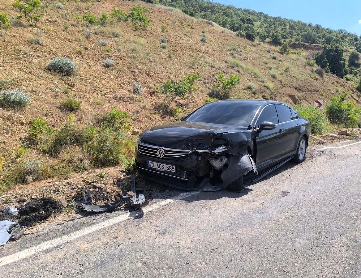 Gercüş'te otomobiller kafa kafaya çarpıştı: 1 yaralı