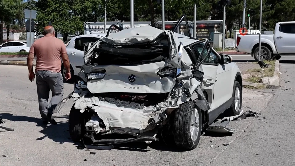 Elazığ'da Freni Patlayan Kamyon Ortalığı Savaş Alanına Çevirdi