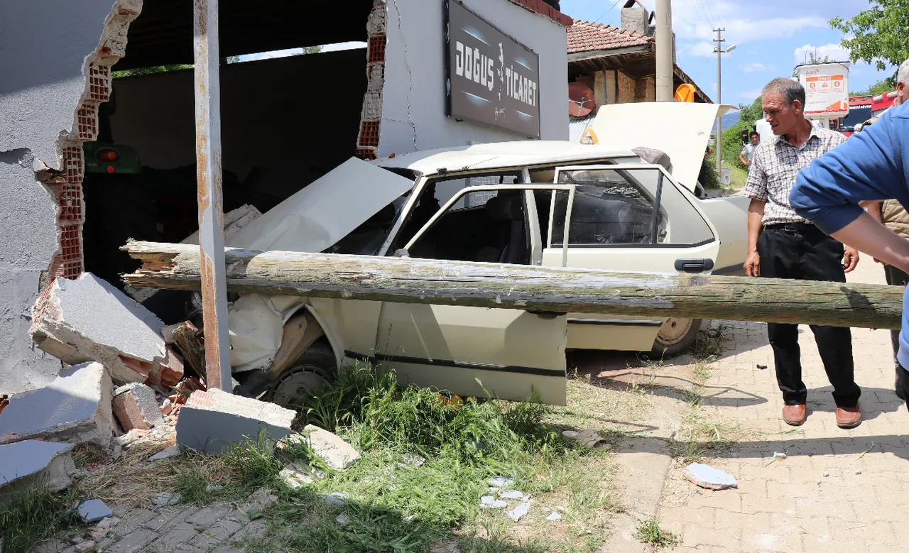 Yaşlı çift, duvara ok gibi saplanan araçta can verdi