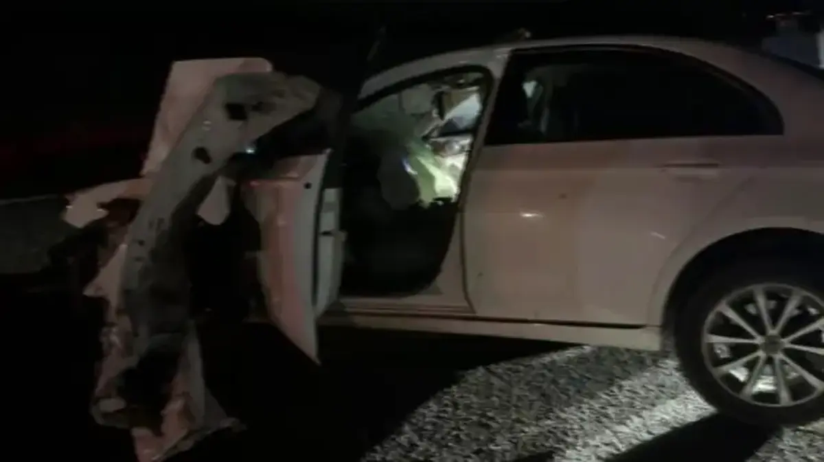 Traktöre çarpan Mercedes hurda yığınına döndü