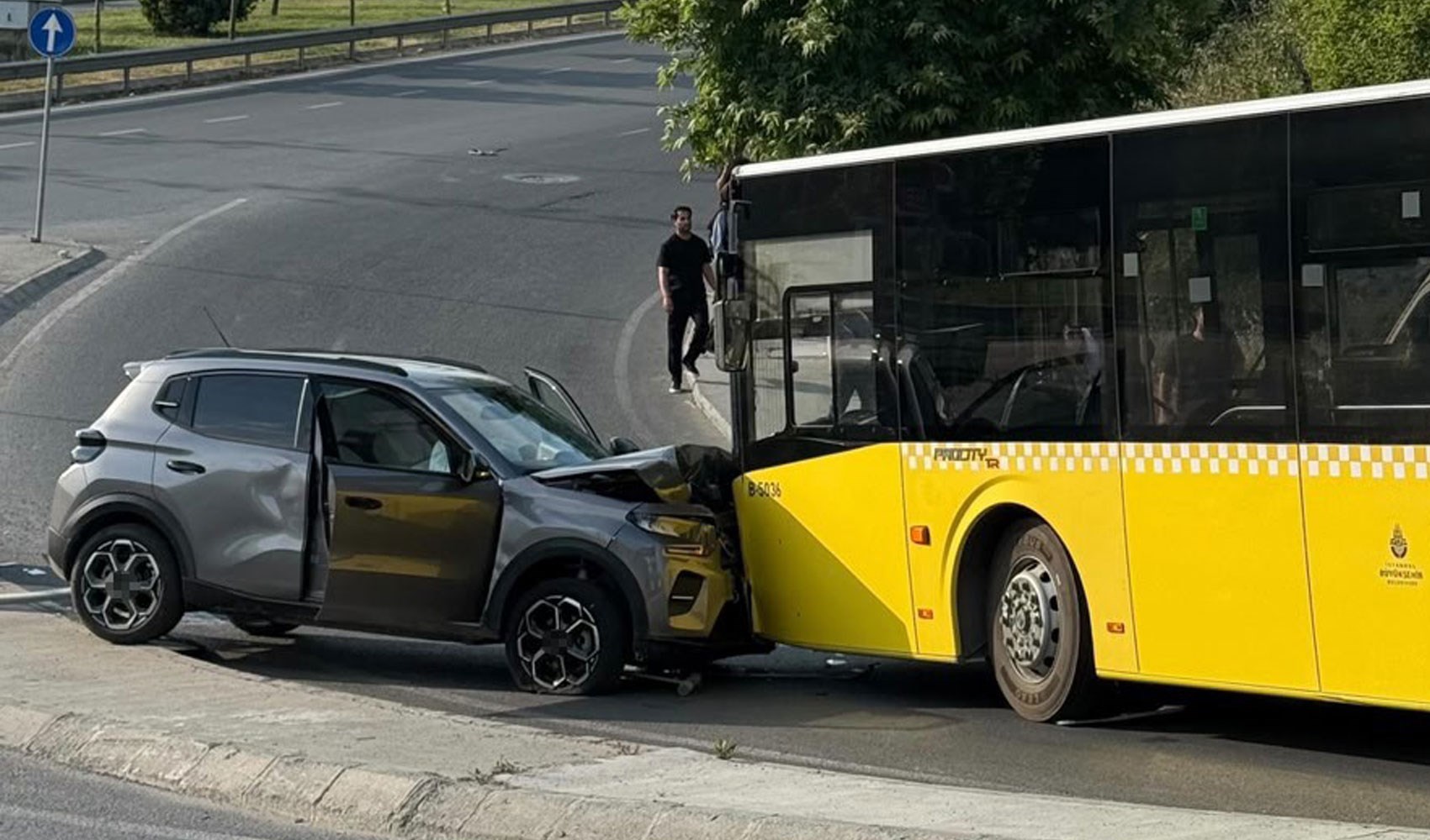 Motosiklete çarpmamak için manevra yaptı, otobüse çarptı