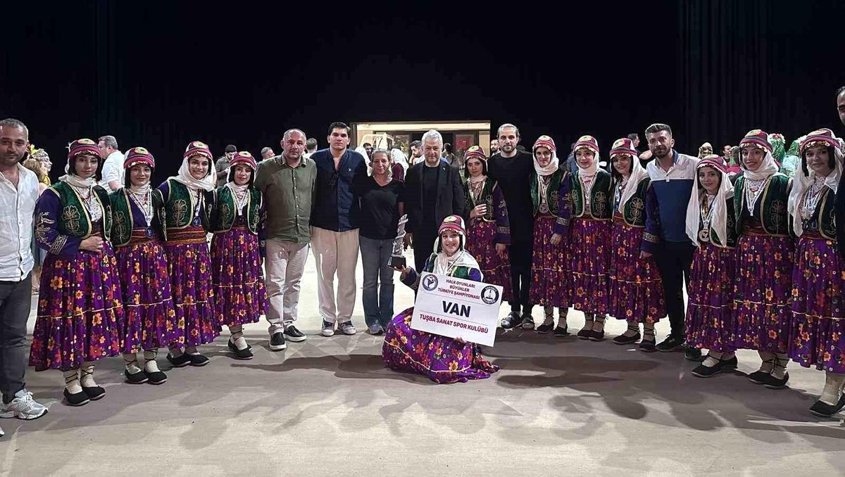 Vanlı kızlar halk oyunlarında tarih yazdı