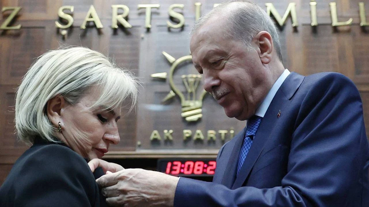 Nimet Özdemir AKP’ye katıldı: Rozetini Erdoğan taktı