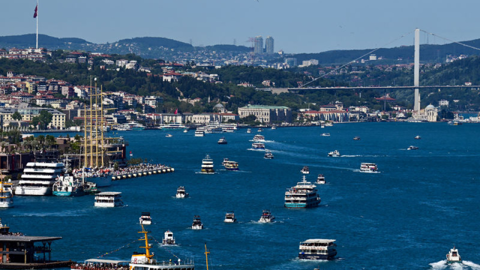 İstanbul Boğazı'nda gemi trafiği askıya alındı