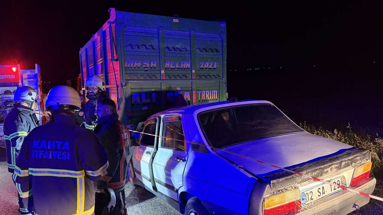 Adıyaman'da otomobil traktör römorkuna arkadan çarptı: 1 ölü, 1 yaralı