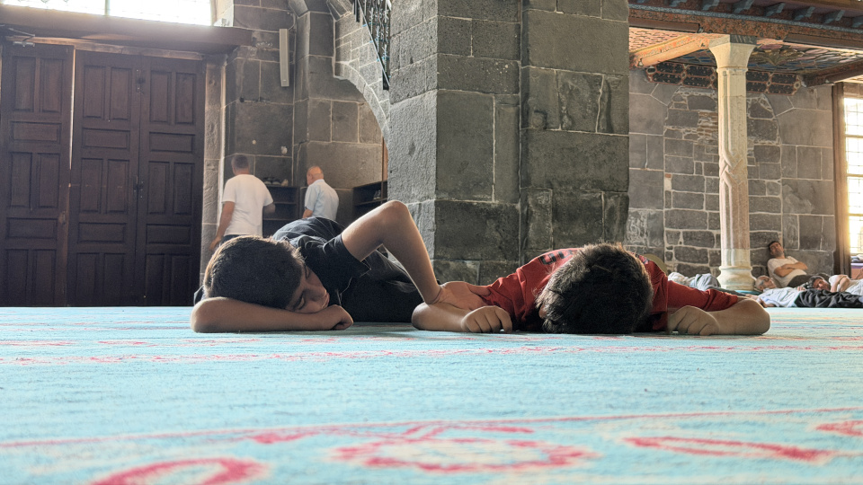Diyarbakır’da 40 derece sıcaklık camileri serinleme adresi yaptı