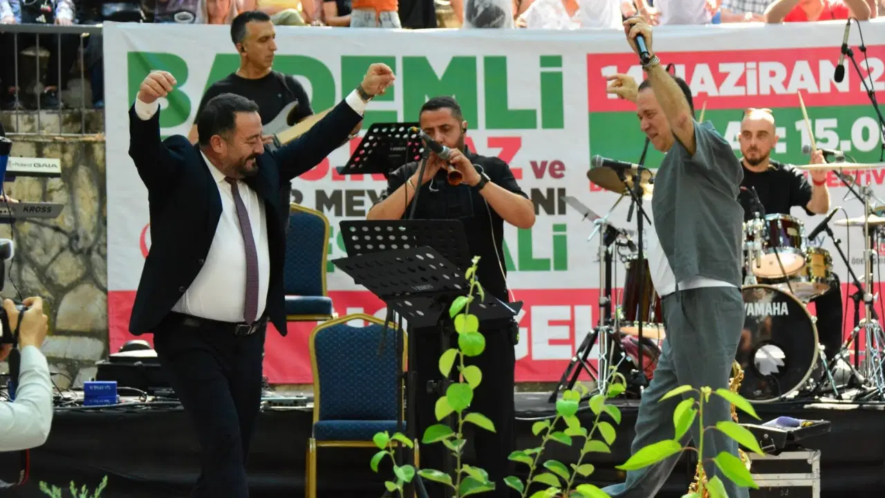 Bademli’de coşku dolu Kiraz ve Meyve Fidanı Festivali