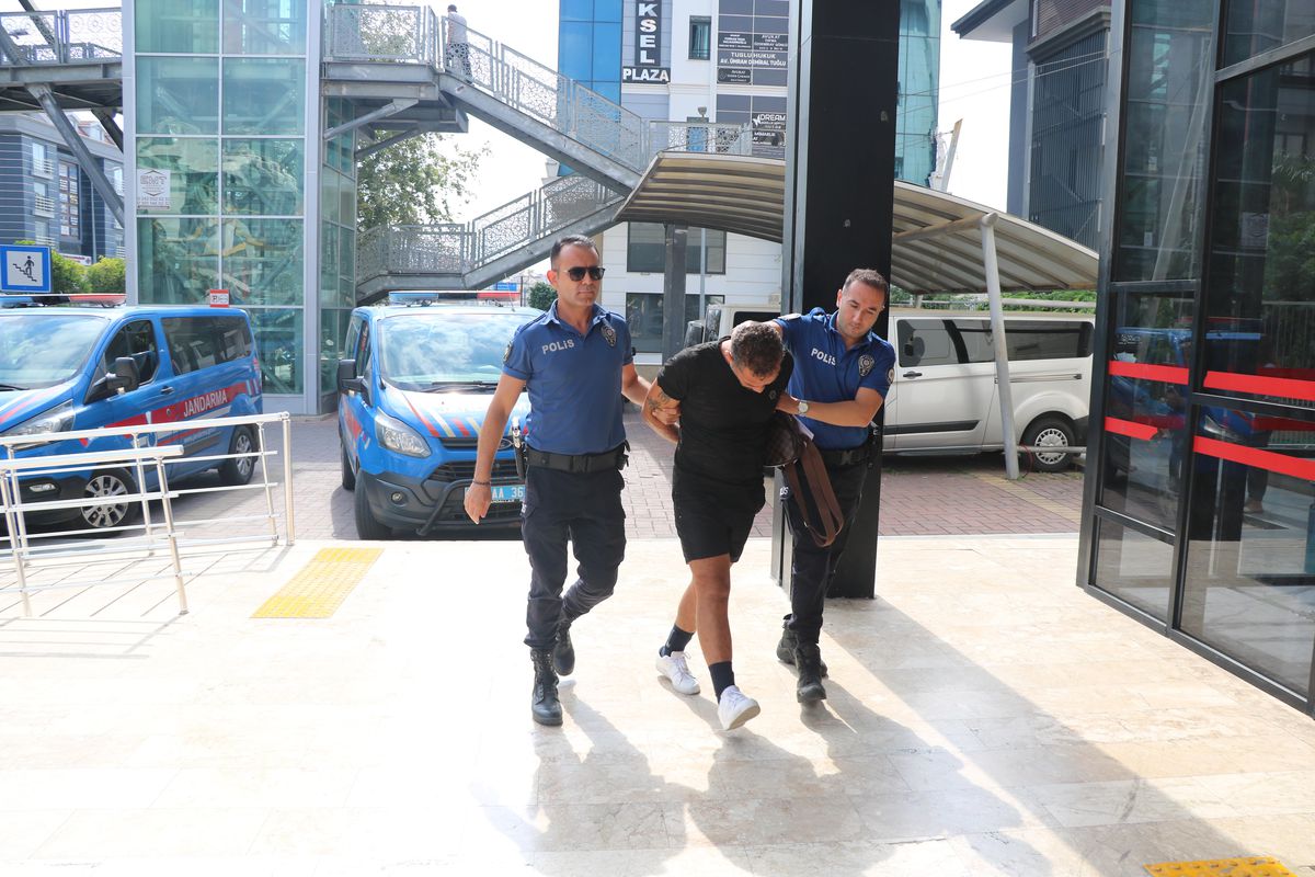 Alanya'da Komşusuyla Tartışan Şüpheli Polise Hakaret Etti, Gözaltına Alındı