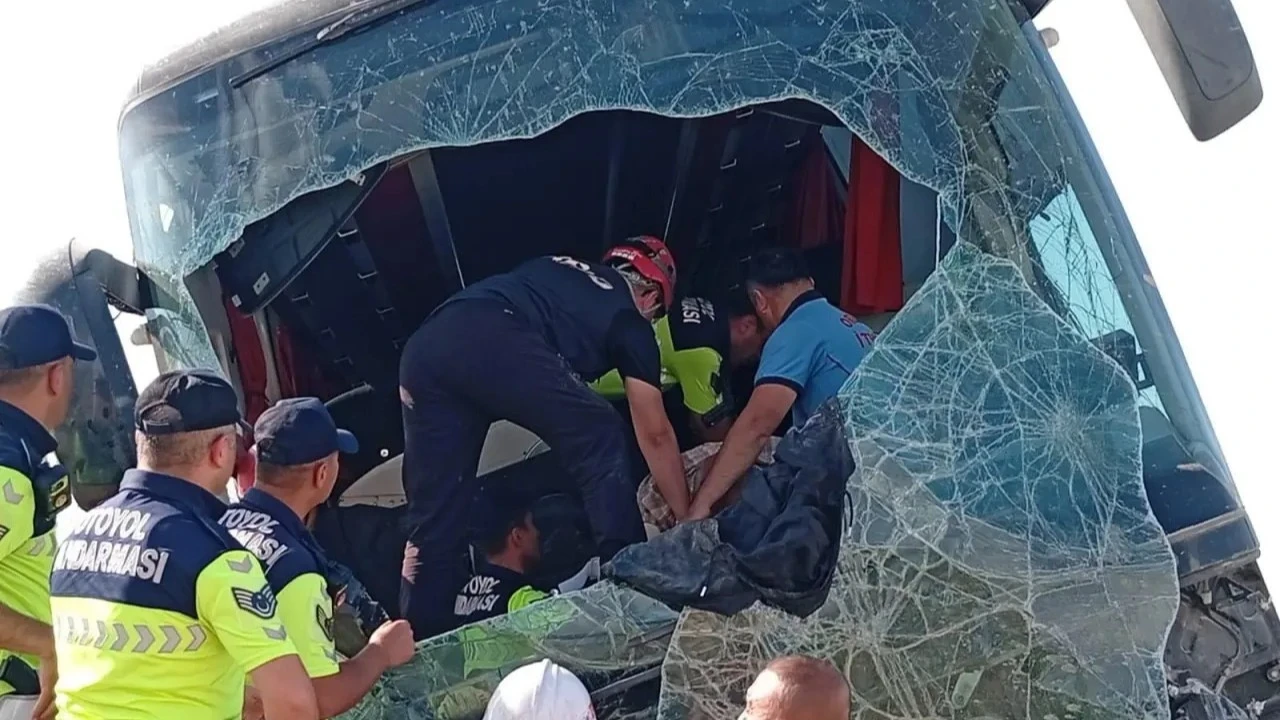 Aksaray'da otobanda korku dolu anlar! Otobüs yoldan çıktı! Çok sayıda yaralı var