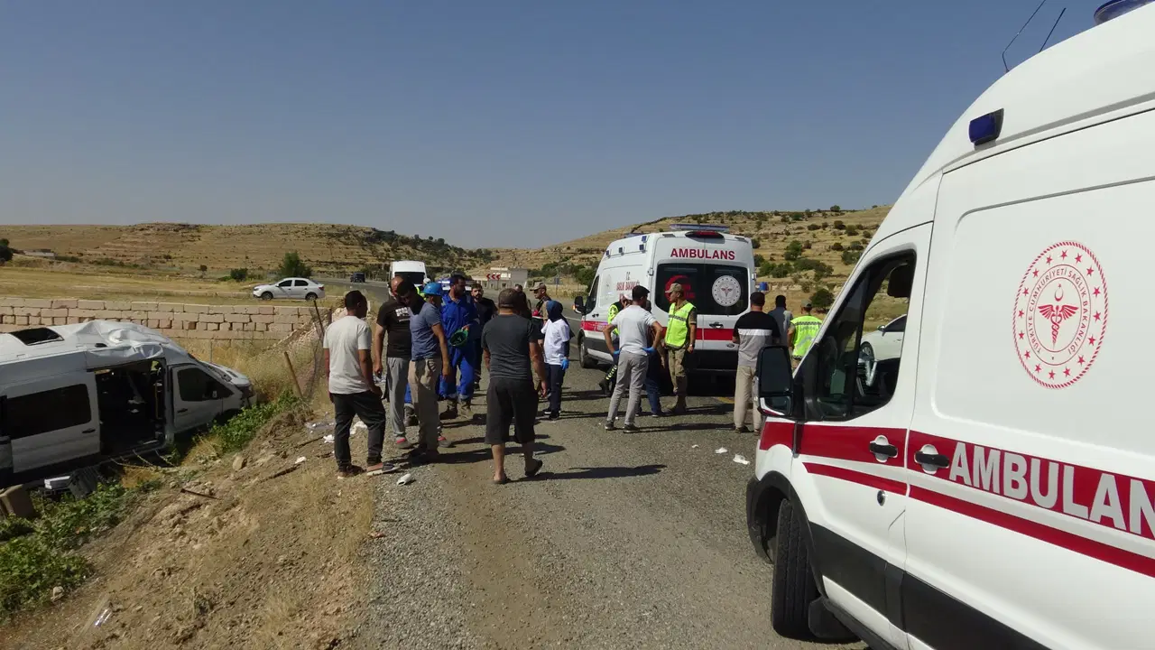 Batman'da minibüs ile otomobil çarpıştı: Çok sayıda yaralı var