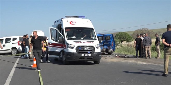 Hafif ticari araç, park halindeki askeri araca çarptı: 1 şehit, 5 yaralı