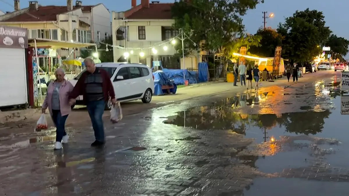 Vatandaşlardan CHP'li belediyeye tepki: Tatil beldesi değil çamur deryası