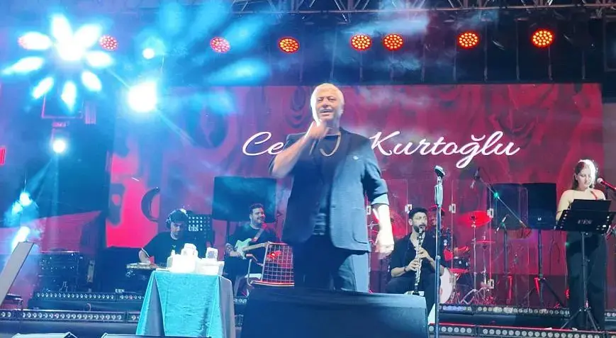 50 bin kişi akın etti! Cengiz Kurtoğlu Gediz'i salladı