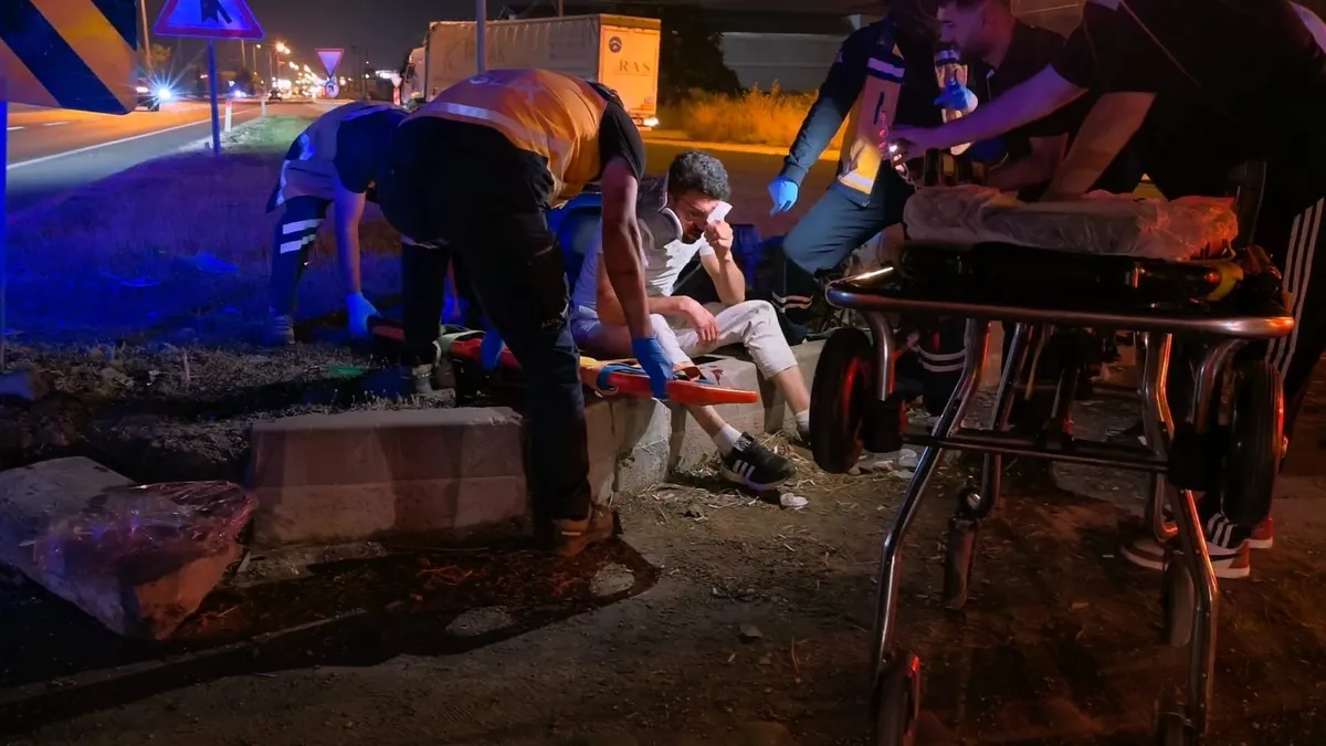 Direksiyon hakimiyetini kaybetti! Motosiklet levhaya ve kaldırıma çarptı