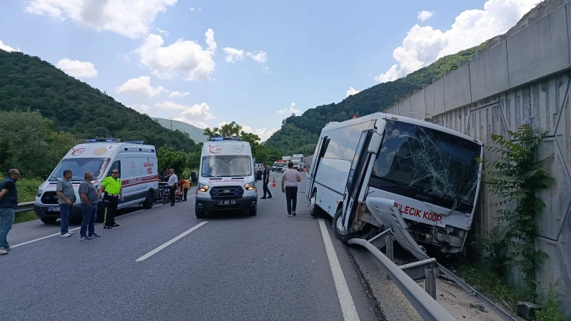 Bilecik’te feci kaza: Midibüs tıra çarptı 12 yaralı