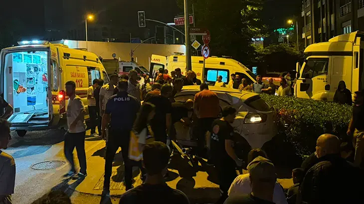 Ümraniye’de hafriyat kamyonu ile otomobil çarpıştı: 1'i ağır 4 yaralı