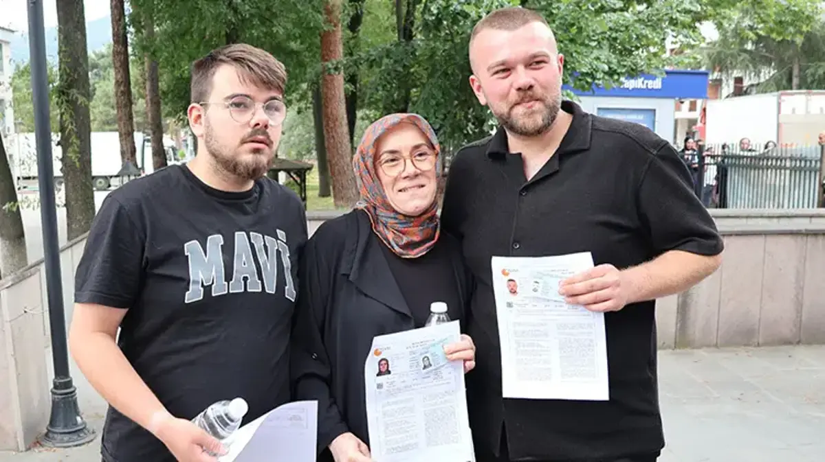 YKS sınavında aile heyecanı: Anne ve iki oğlu aynı okulda üniversite sınavına girdi