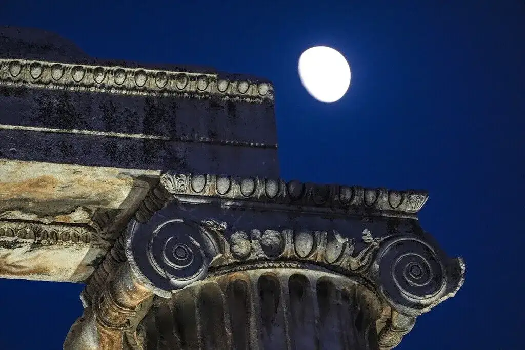 Yıldızların altında tarih: Apollon Tapınağı'nda gece esintisi