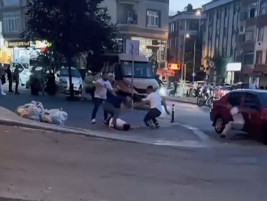 Sokak ortasında kavga: Tekme ve yumruklarla darbettiler