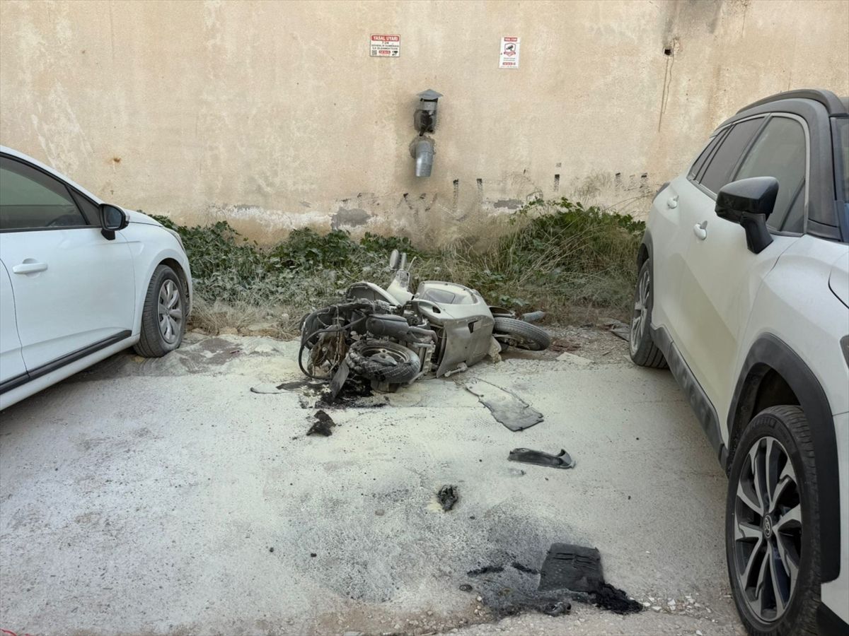 Serik'te park halindeki motosiklette çıkan yangında 1 kişi hafif yaralandı