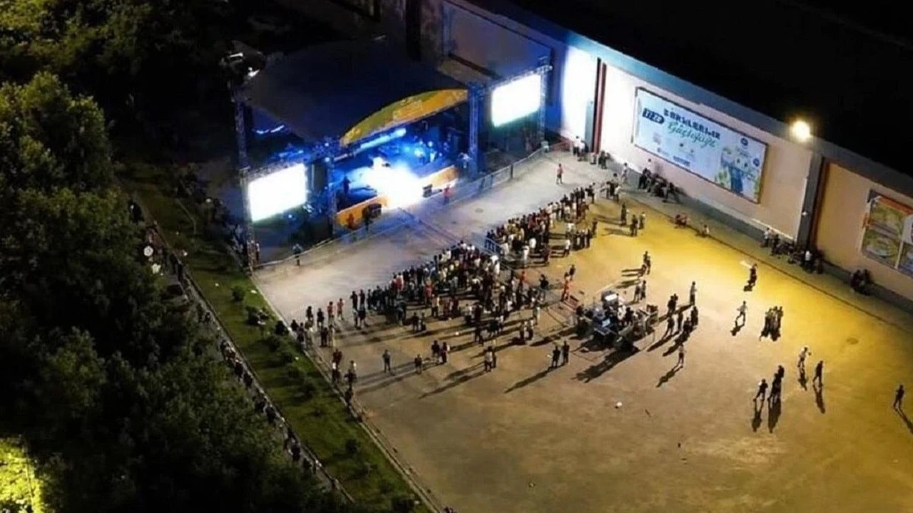 Ünlü şarkıcıya sahne şoku! Herkes nerde diye sordu, yanıt alandan geldi: "Kayısı toplamaya gittiler!"