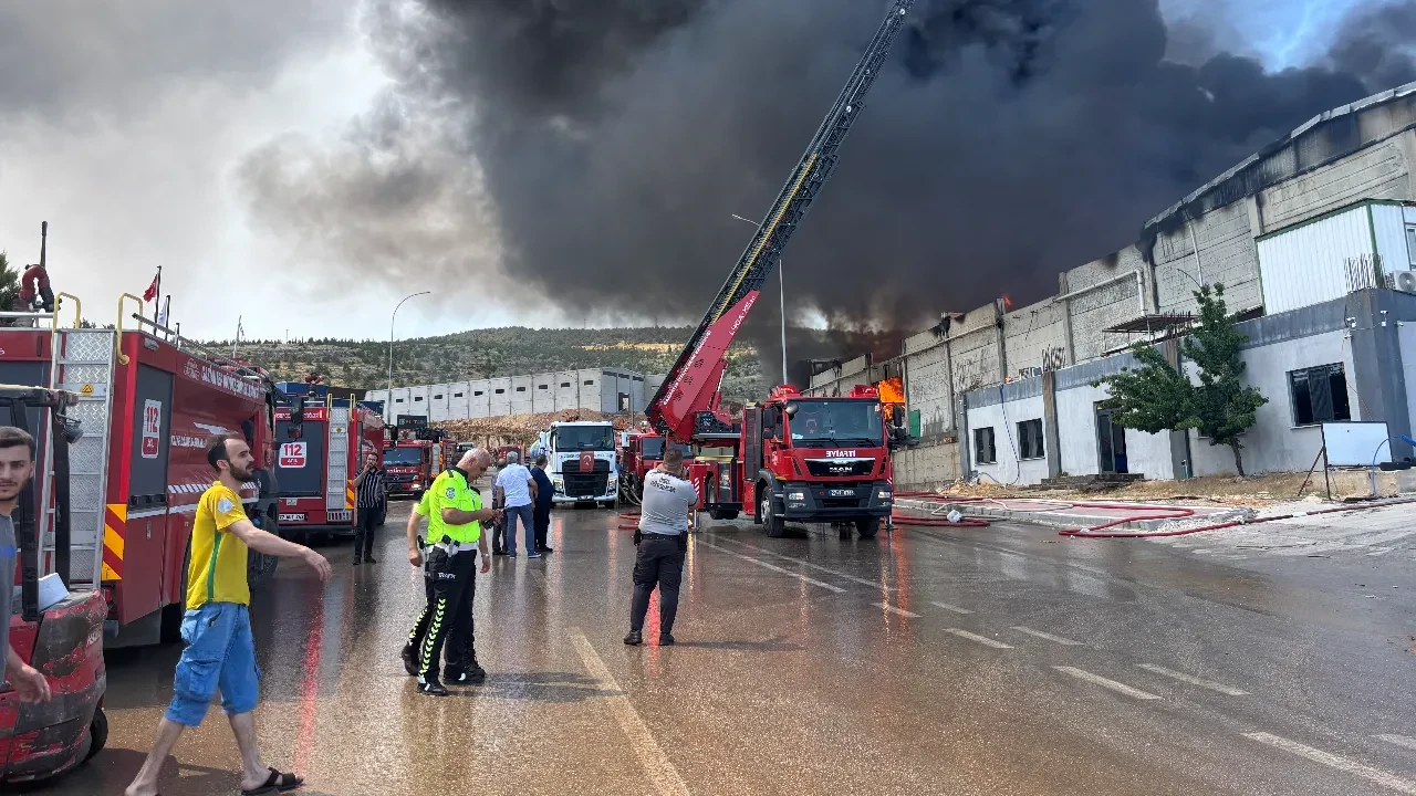 Gaziantep’te tekstil fabrikasında korkutan yangın! İtfaiye ekiplerinin mücadelesi devam ediyor
