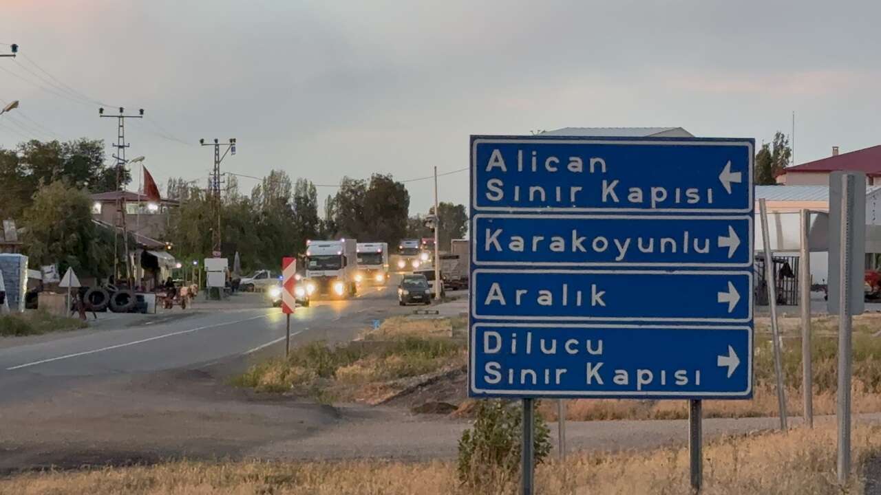 Türkiye-Ermenistan sınırı yardım için açıldı: Tırlar yola çıktı