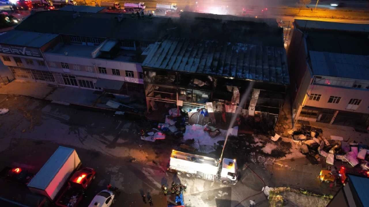 Konya'da mobilya fabrikasında yangın: 1 itfaiye eri şehit oldu